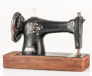 idee regalo originali salvadanaio a forma di macchina da cucire