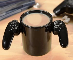 TAZZA GAME OVER CON MANICI A FORMA DI CONTROLLER