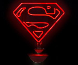 idee regalo originali lampada da tavolo al neon superman